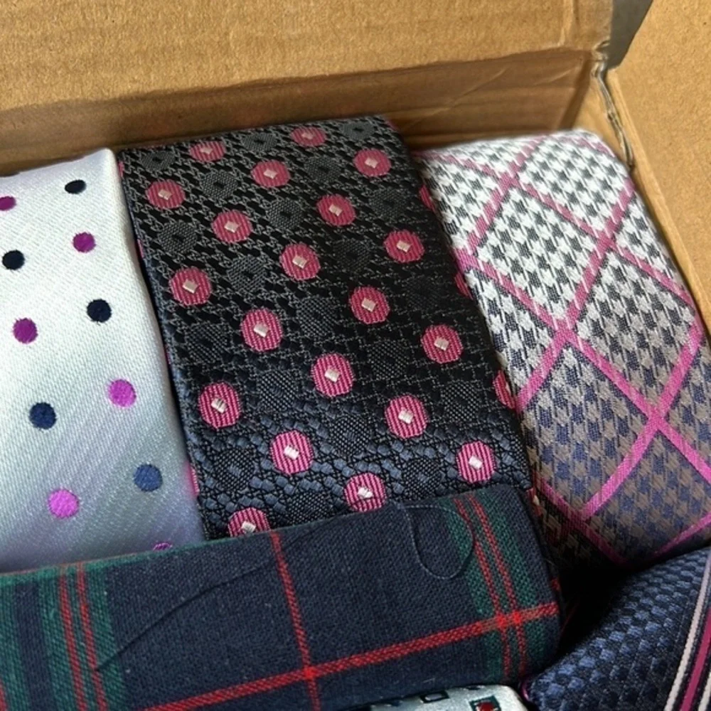 New box of 12 men’s ties, assorted colors and patterns - Picture 3 of 8